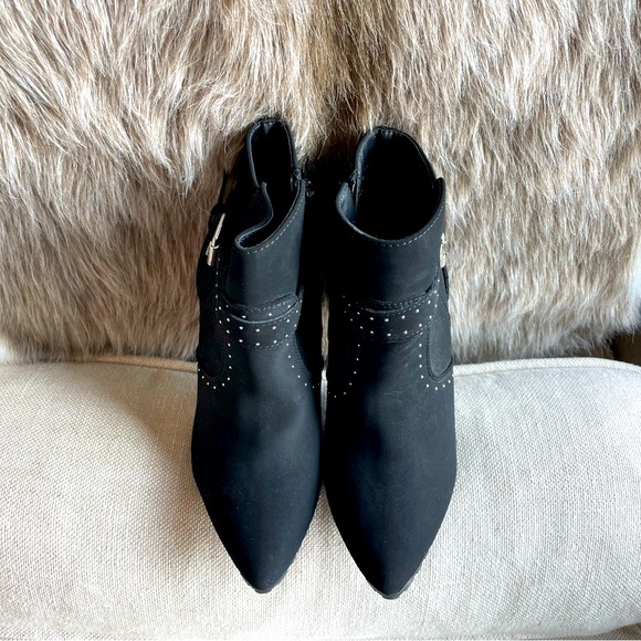 NWOT Size 7 SUEDE BOOTIE with small rivot detail. Never worn ankle boot … - Picture 6 of 7